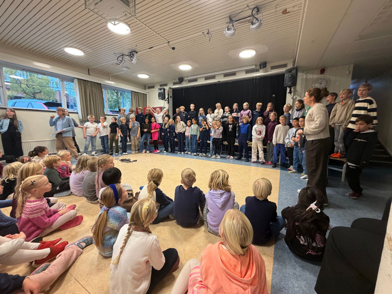 Foto: Linda Marie Prestegård en gruppe mennesker i et rom