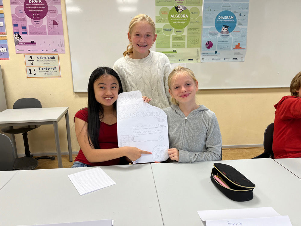 Foto: Linda Marie Prestegård en gruppe personr som holder et stykke papir