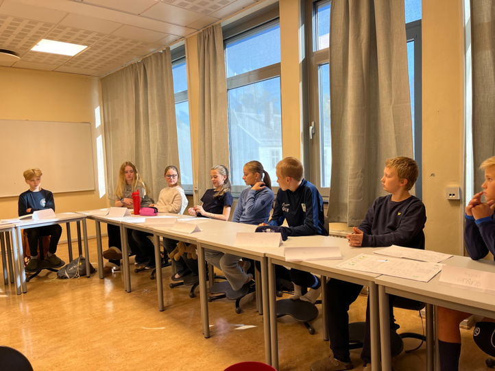 Foto: Linda Marie Prestegård en gruppe mennesker som sitter ved bord