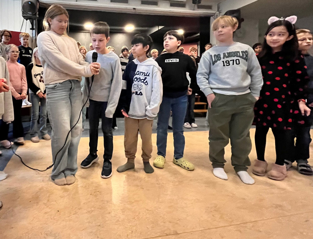 en gruppe barn som står i et rom