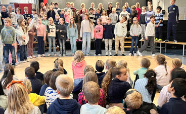 en gruppe mennesker som opptrer på scenen