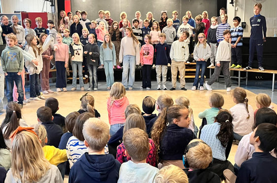 en gruppe mennesker som opptrer på scenen