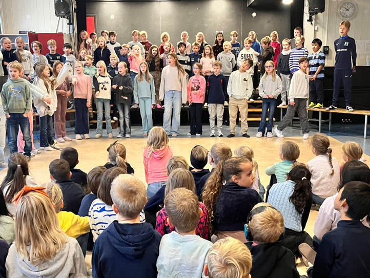 en gruppe mennesker som opptrer på scenen