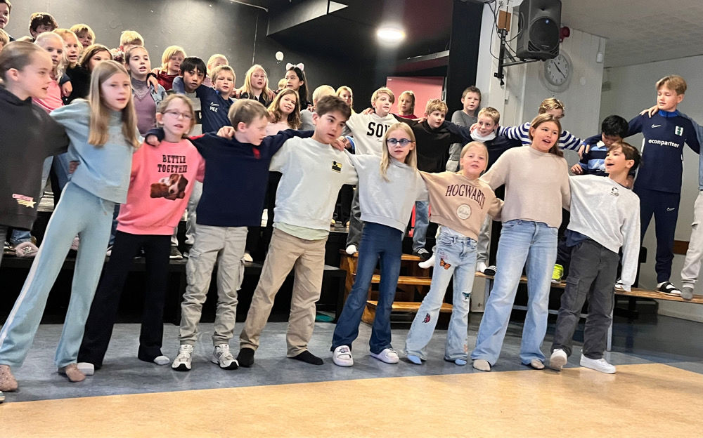 en gruppe mennesker som poserer for et bilde