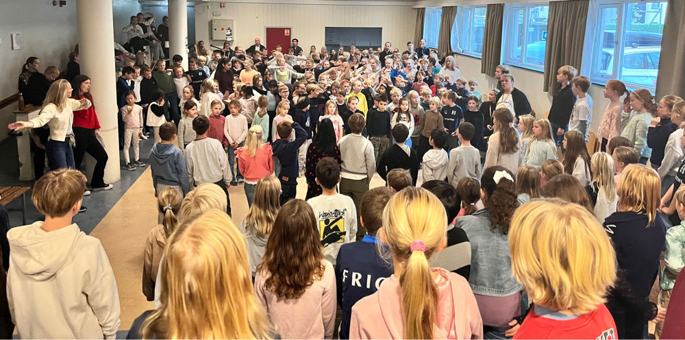 en gruppe personer i et rom