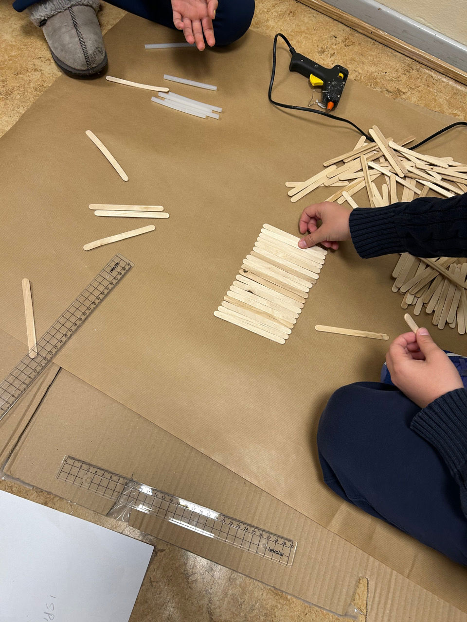 En gruppe personer som jobber med et prosjekt