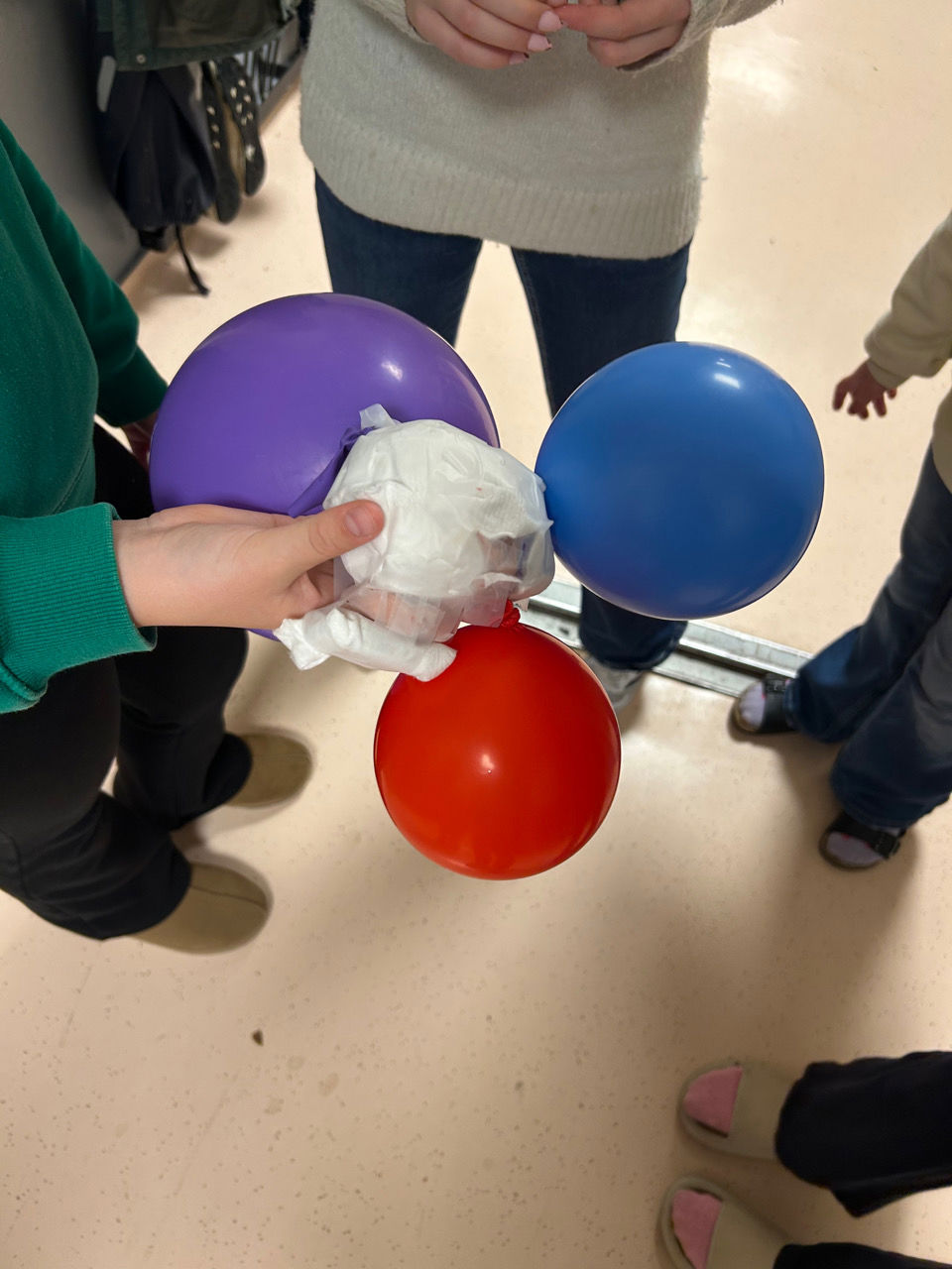 en person som heller en væske i en plastpose