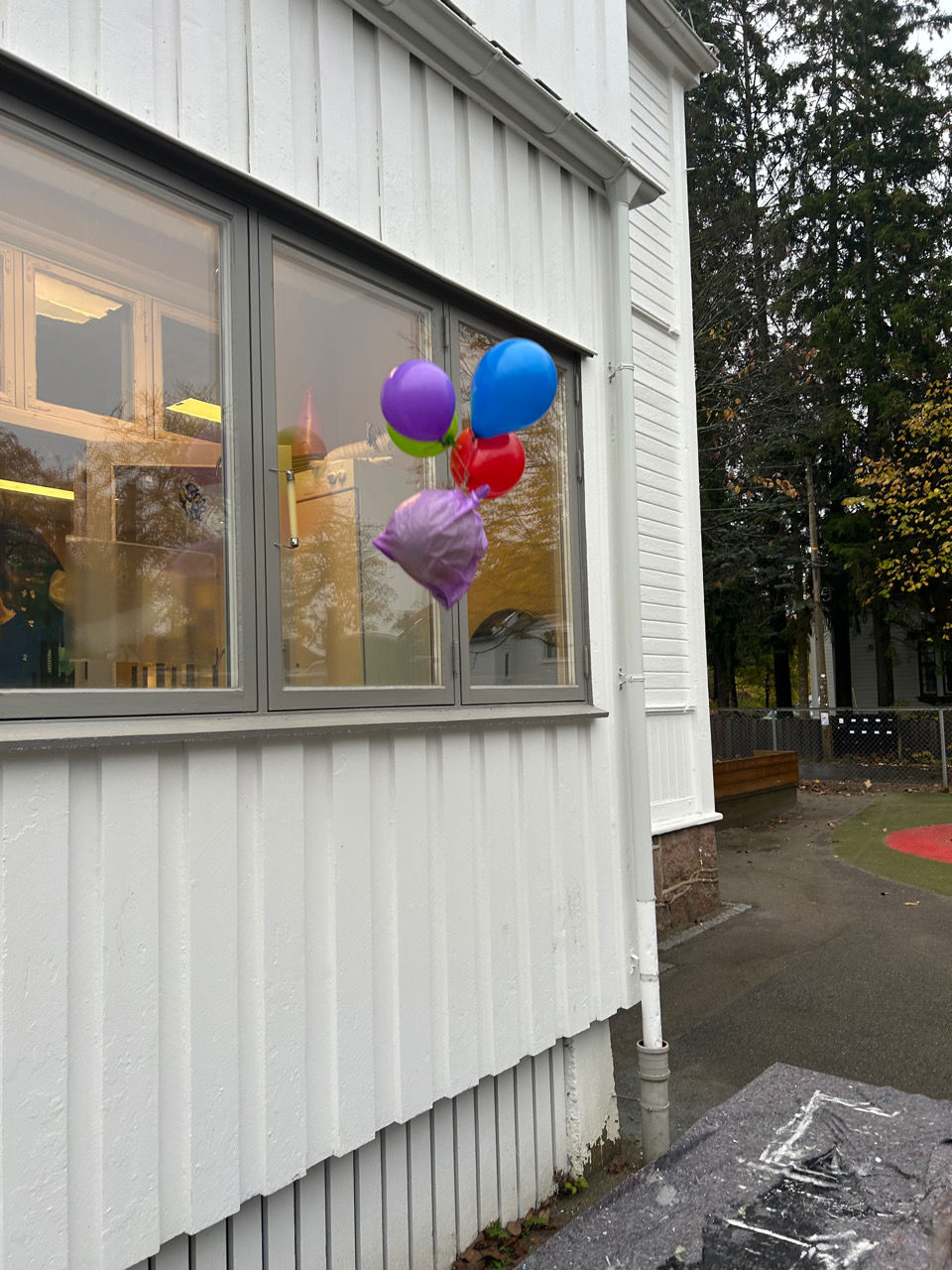 En gruppe ballonger fra et vindu