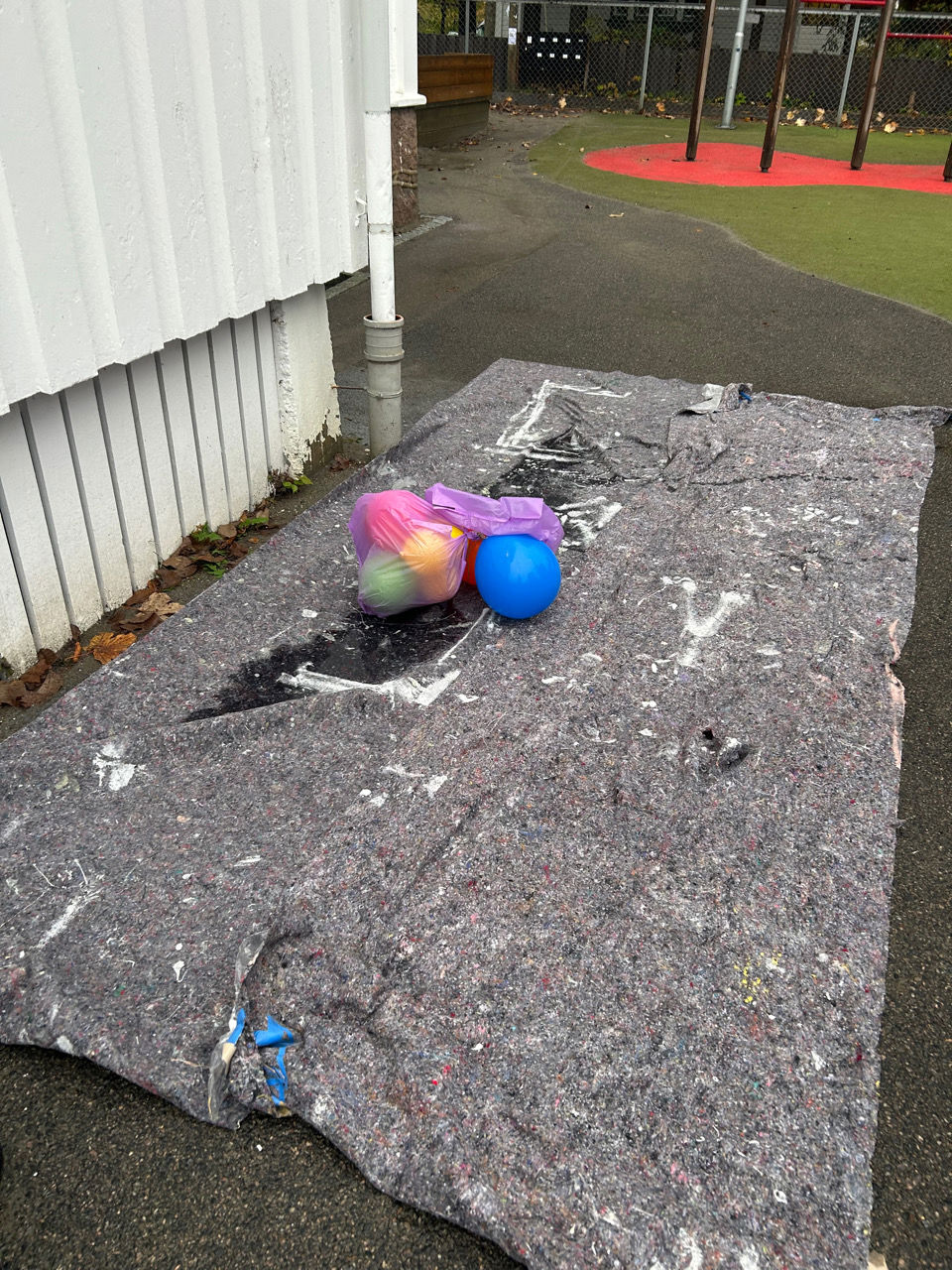 en haug med plastleker på et fortau