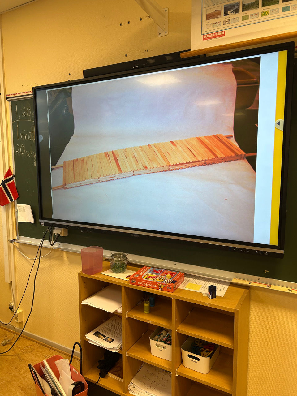 en stor skjerm på en vegg