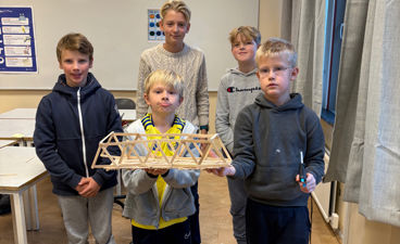 en gruppe barner som holder en leke