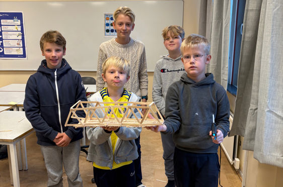 en gruppe barner som holder en leke