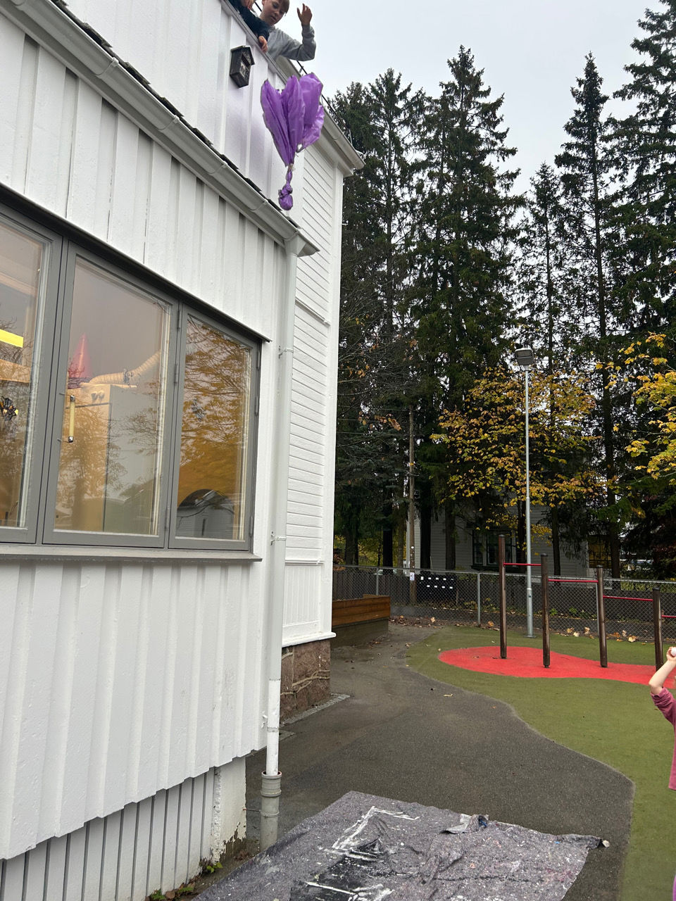 en person fra en bygning