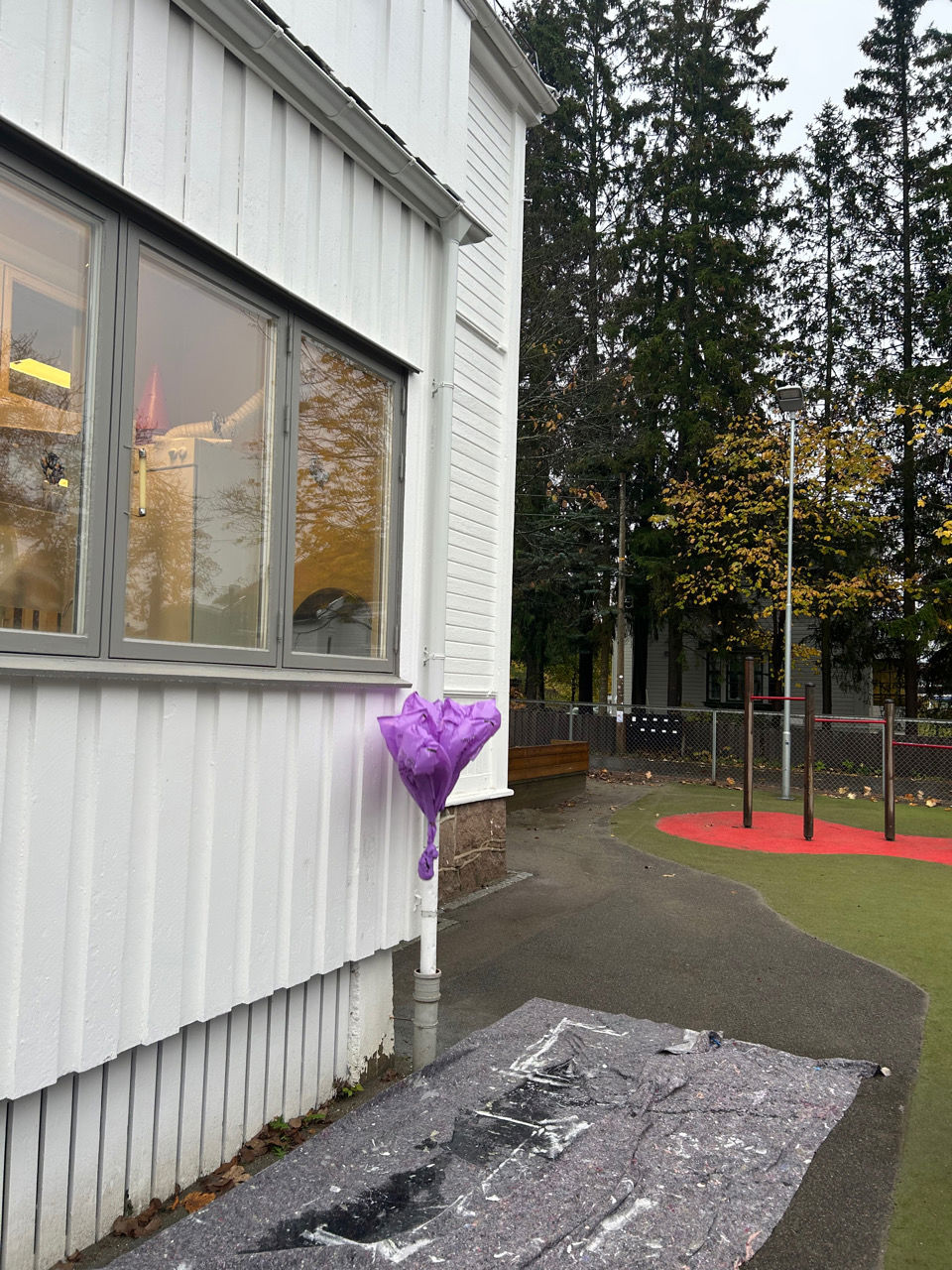 Et hus med et lilla bånd fra taket