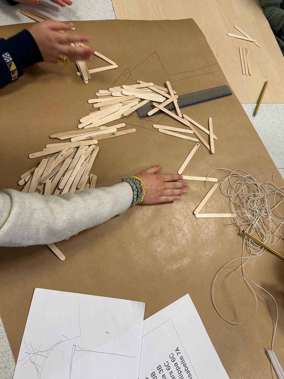 en person som holder et trestykke