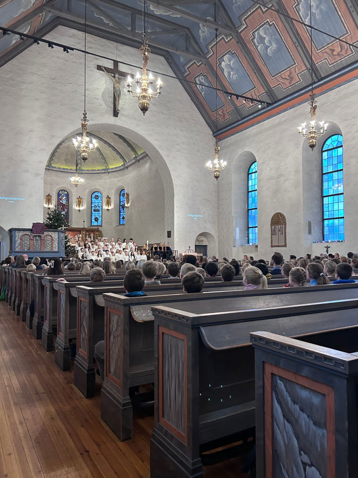 en gruppe mennesker som sitter i en kirke