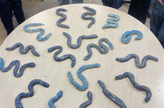 Et skilt med blå skrift