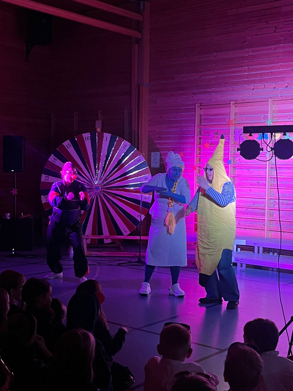 Korslagets DJ og verter: «Bananen, Elsa og grisen!»