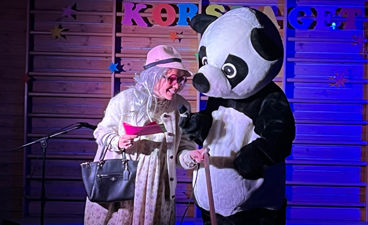 en person som står ved siden av en person i et plagg