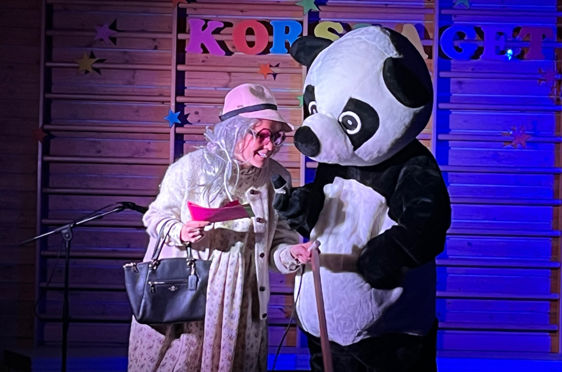 en person som står ved siden av en person i et plagg