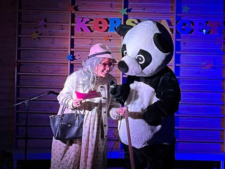 en person som står ved siden av en person i et plagg