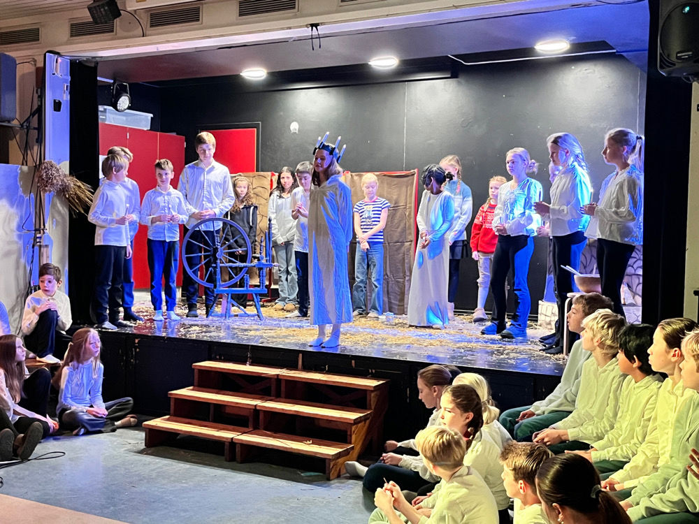 en gruppe mennesker som opptrer på scenen