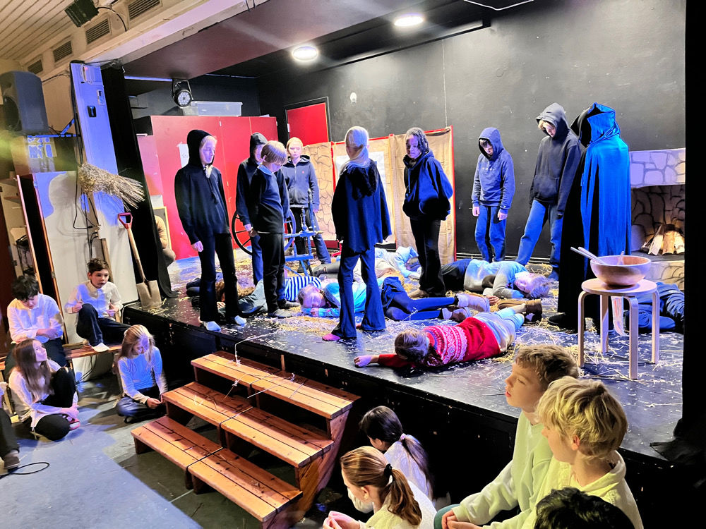 en gruppe mennesker i et rom