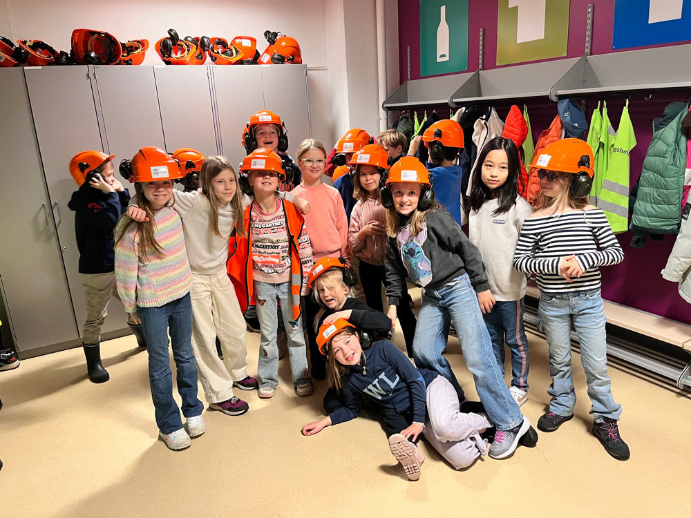 en gruppe mennesker med hjelmer