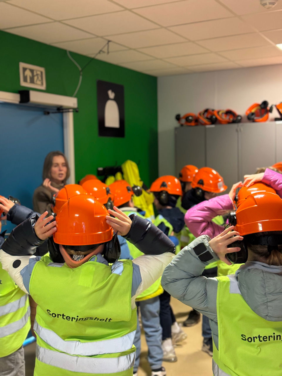 en gruppe mennesker med hjelmer