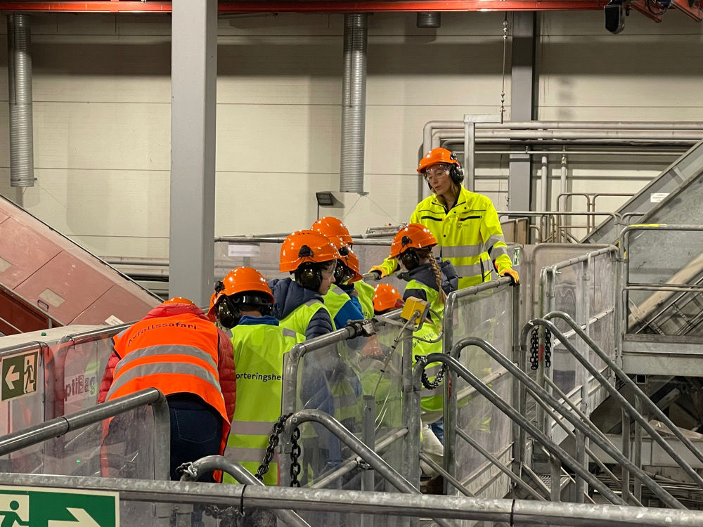 en gruppe arbeidere i en fabrikk