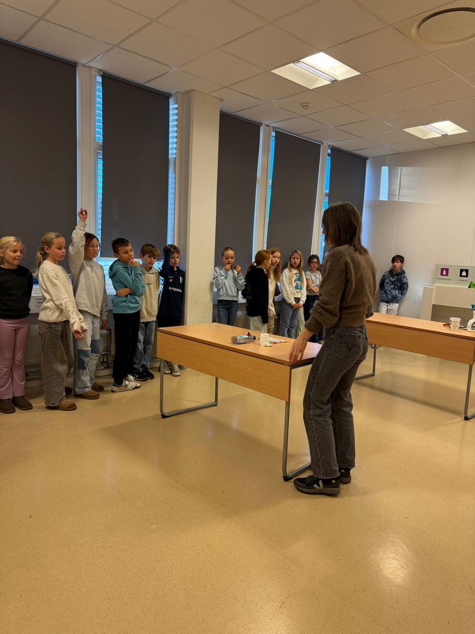 en gruppe mennesker som står i et rom