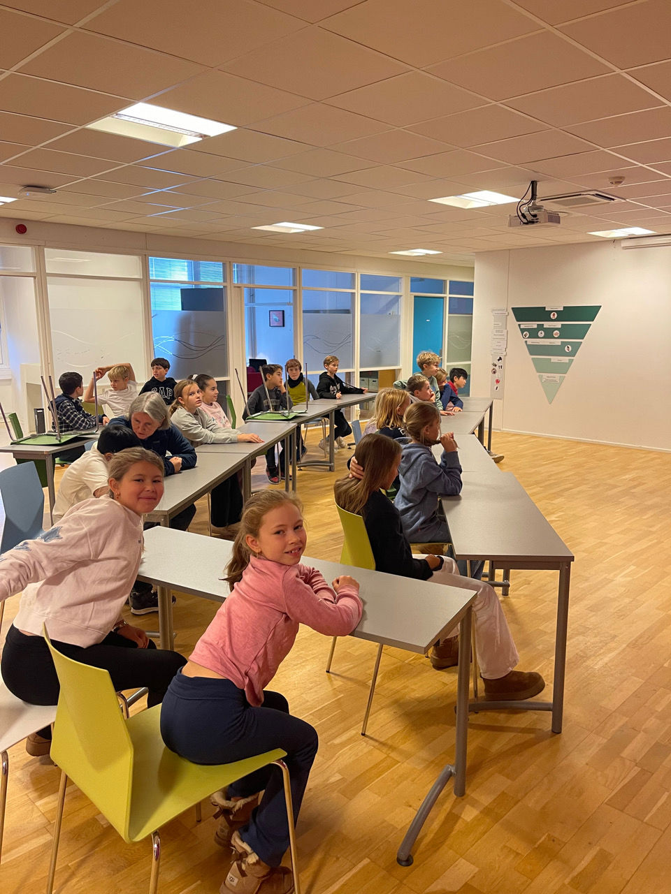 en gruppe mennesker som sitter ved bord