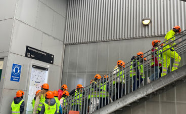 en gruppe arbeidere på en trapp