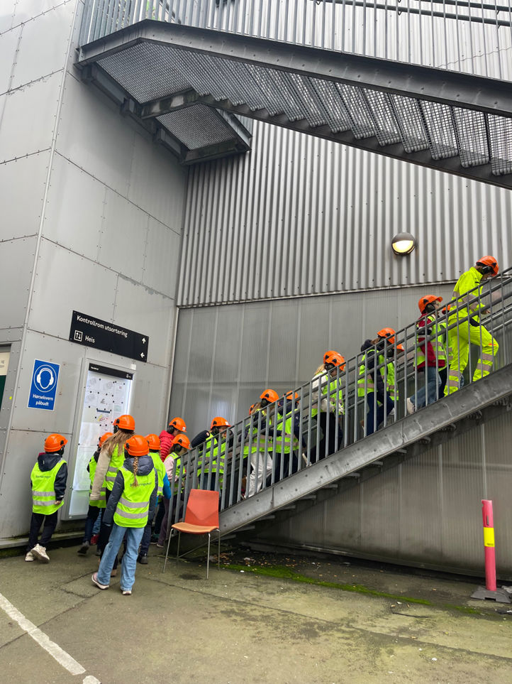 en gruppe arbeidere på en trapp