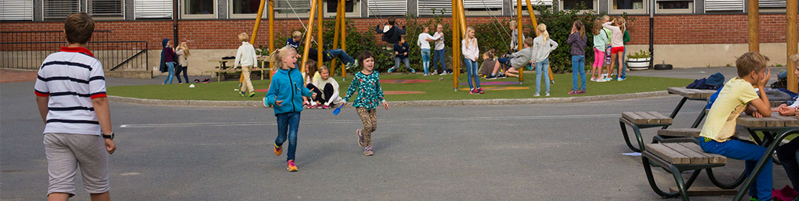 Barn leker i skolegården Barn leker i skolegården