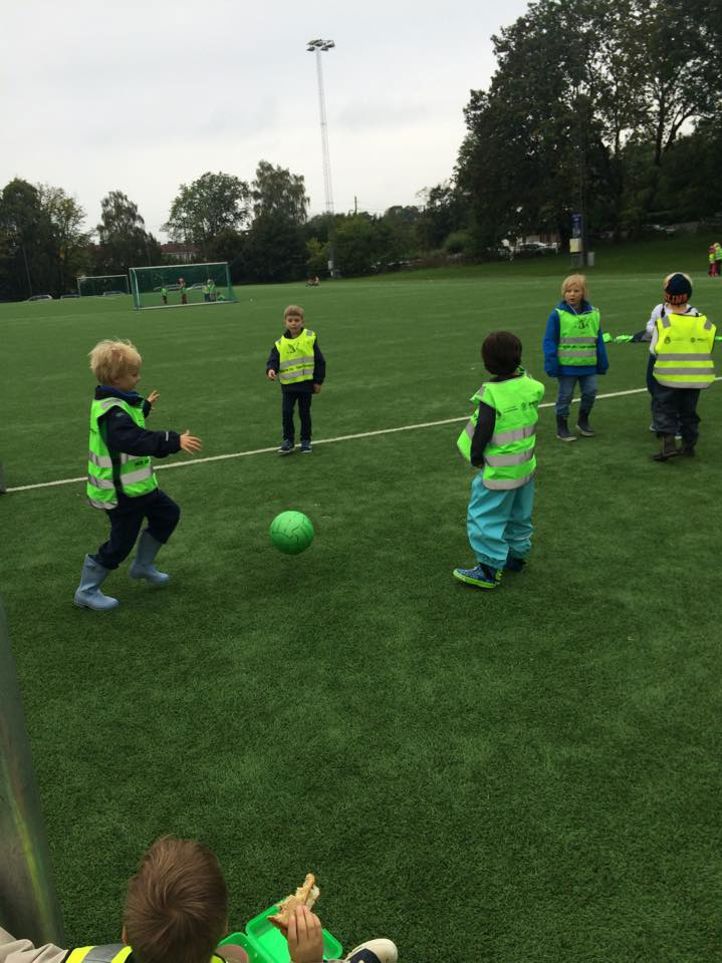 1. trinnselever spiller fotbal