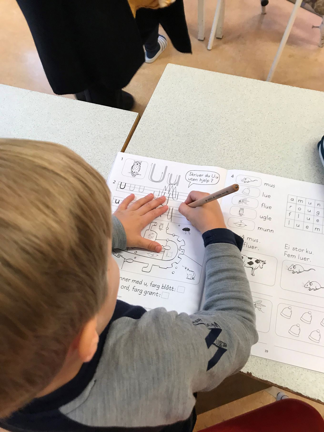 Elev øver på u