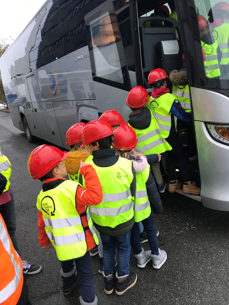 Elevene er på veg inn i bussen Elevene er på veg inn i bussen