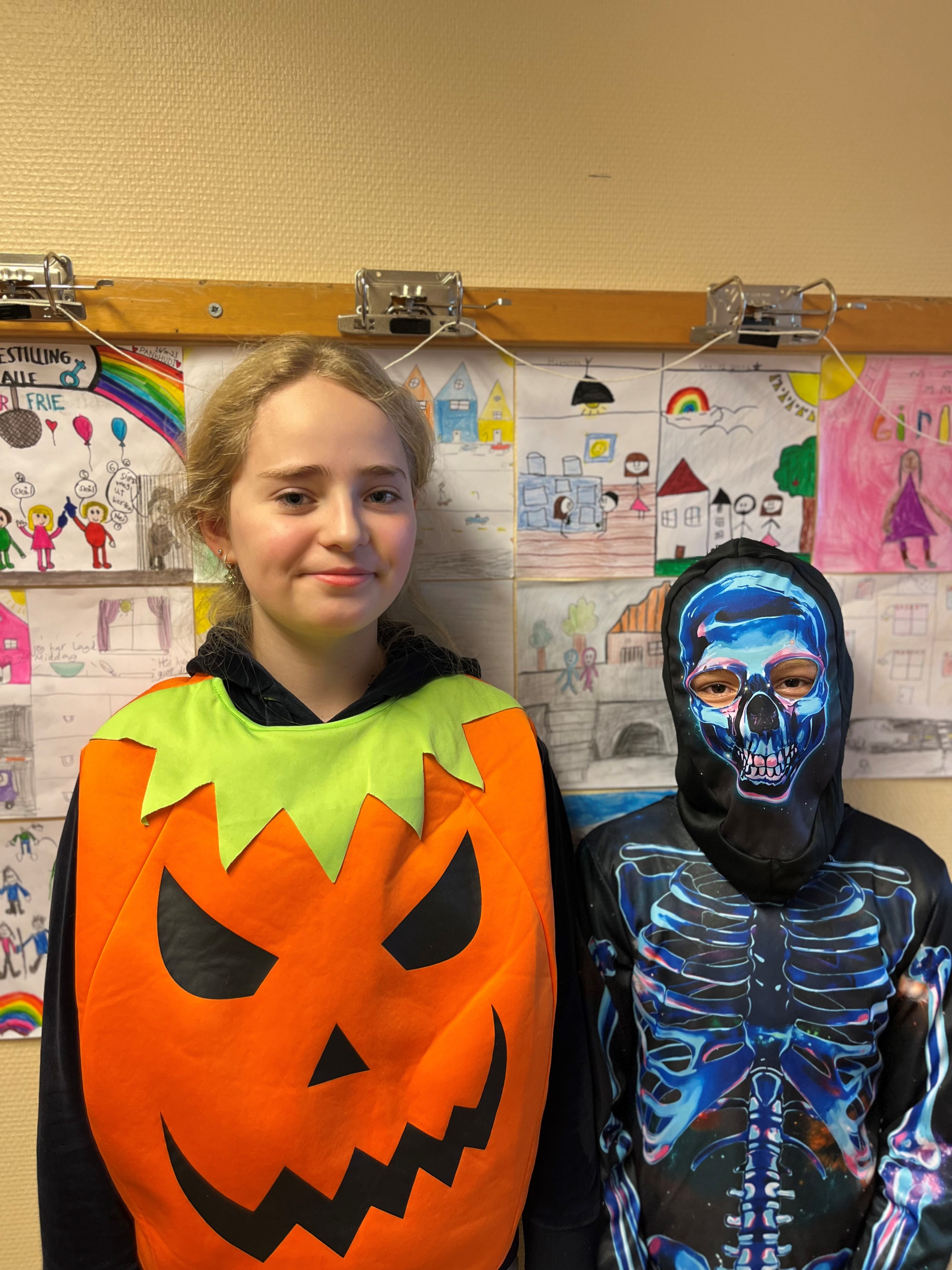 Elever på 5. trinn utkledd til Halloween.jpg