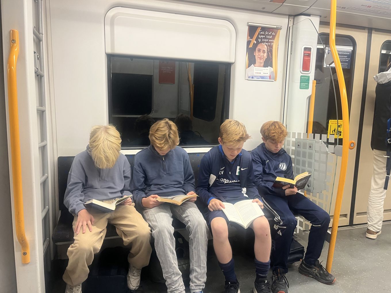 Foto: Benedicte Røyland Vegge En gruppe mennesker sitter på et tog