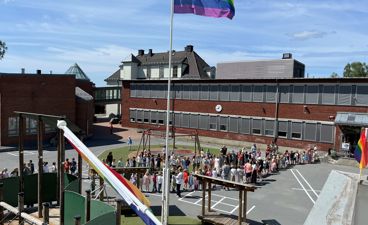 en gruppe mennesker utenfor en bygning