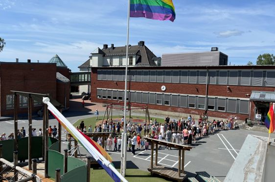 en gruppe mennesker utenfor en bygning